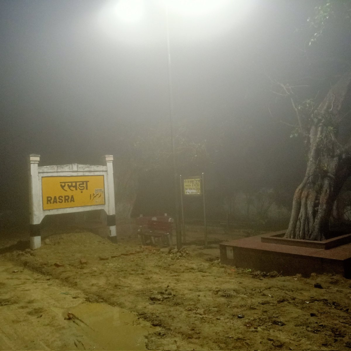 tripathisandip1's tweet photo. #FoginUp
#कुहासा रसड़ा स्टेशन
#Fogmorning https://t.co/wu9HPEAVE1