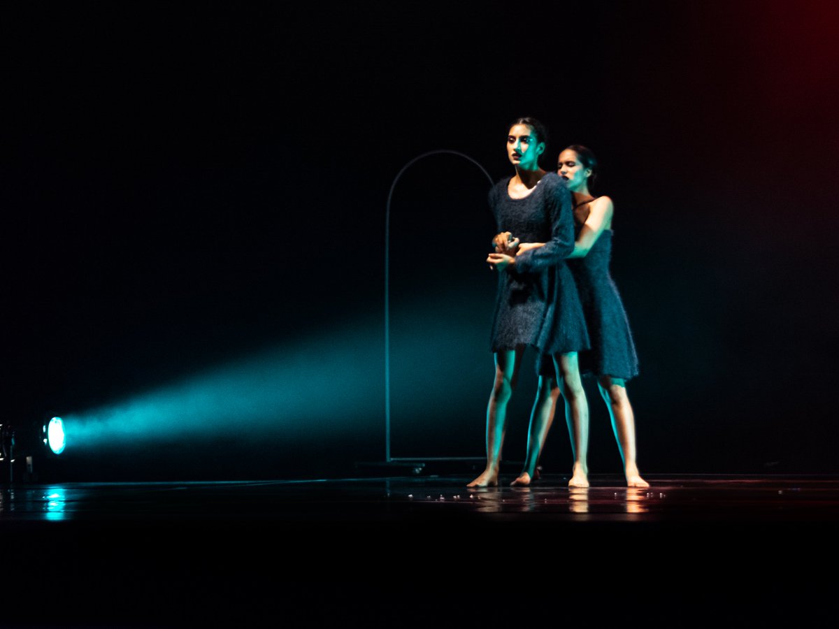 #delaoscuridadsalgodanzaluz es una obra protesta de Deynis Luque, director de la compañía por la grave crisis que atraviesa la Ciudad Universitaria y la Sede de Danzaluz. Foto: Román Torres V. Danza <a href="/culturaluz/">Dirección de Cultura</a>