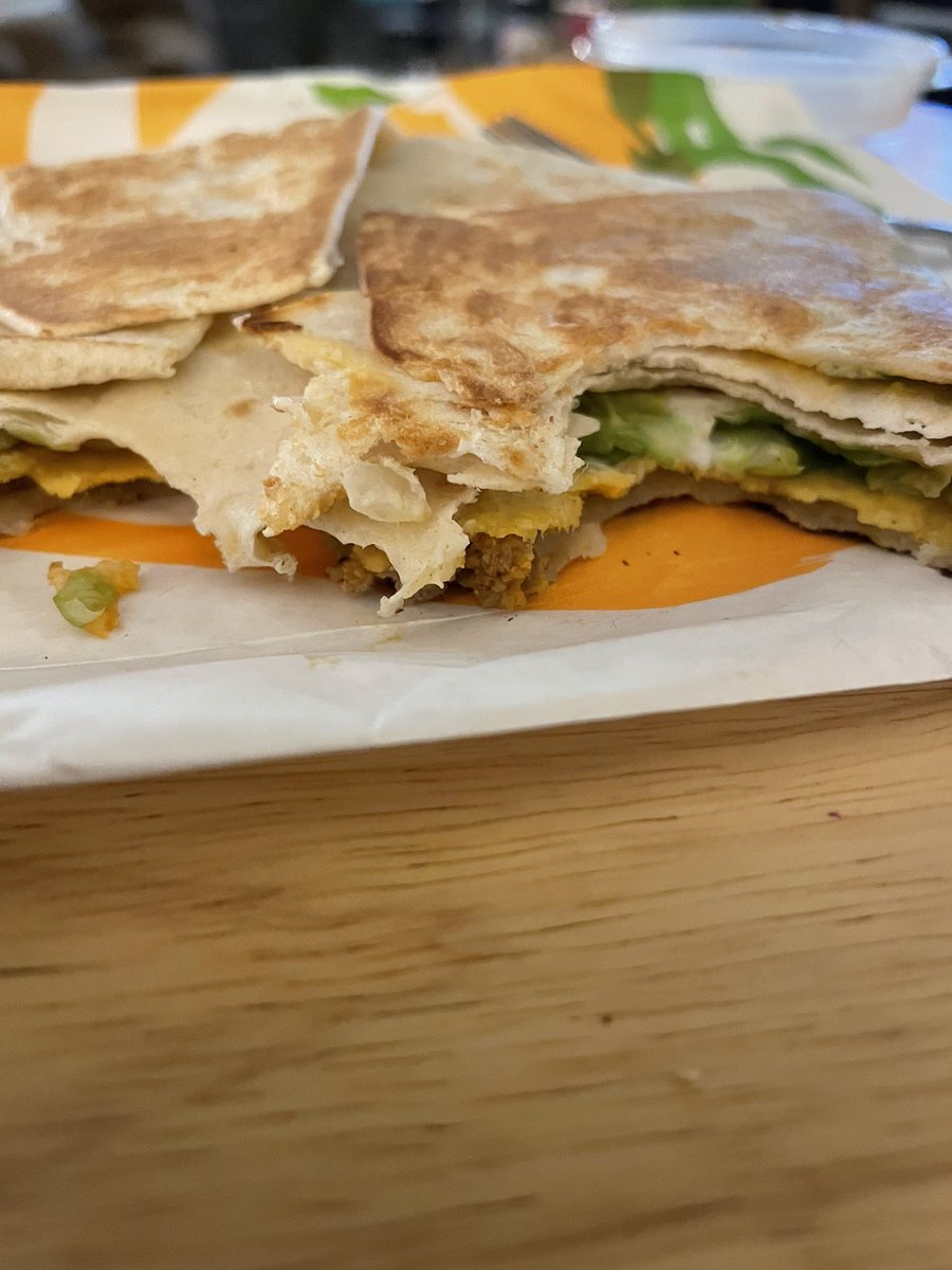 misscue62's tweet photo. WTH is this? A steak Crunchwrap from Taco Bell? Really? Where’s the beef? Less food for more money! 😡#tacobell #whataripoff #wheresthebeef https://t.co/aCy1FMh1Tv