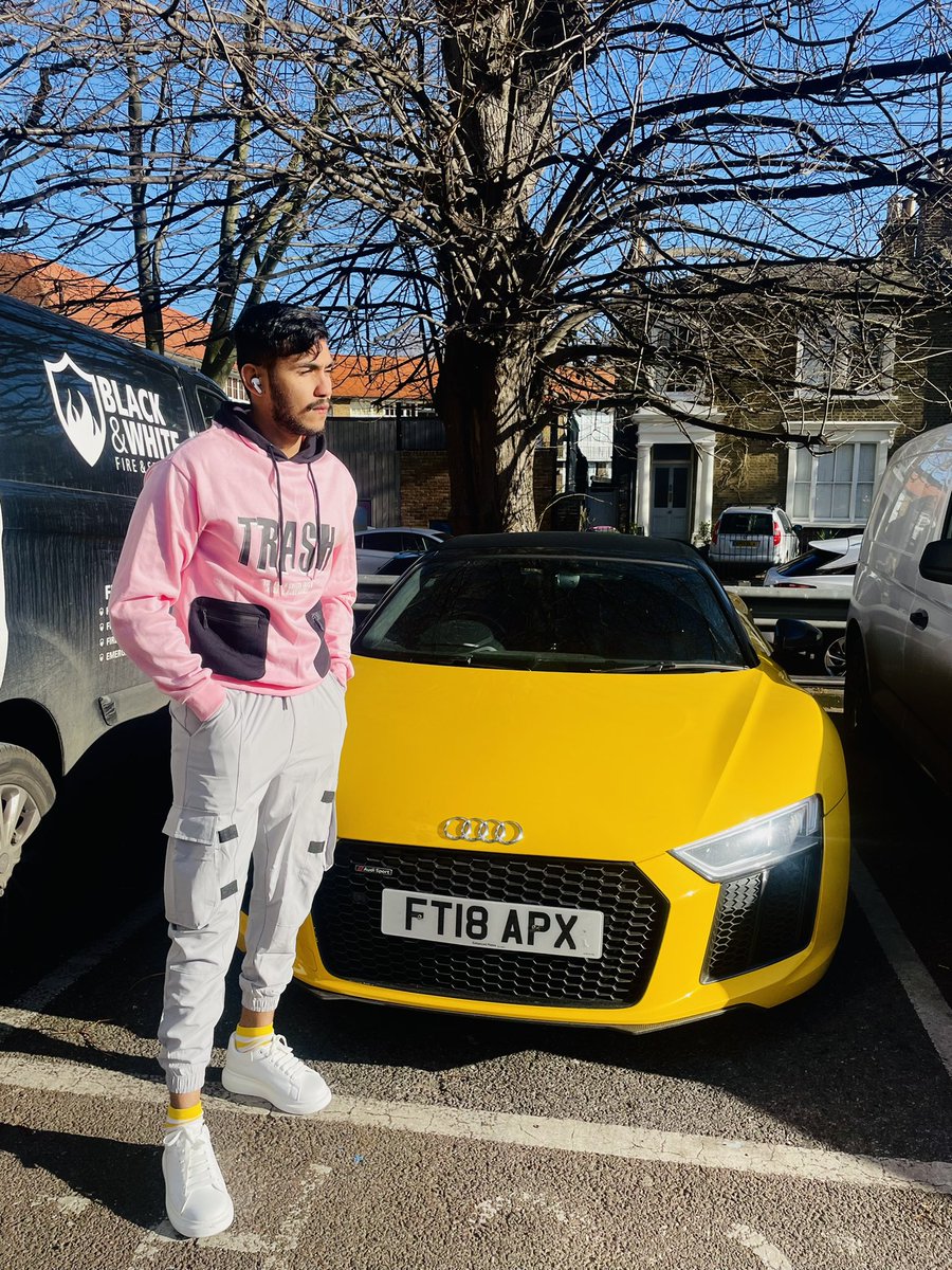 shahieeee's tweet photo. London life 🇬🇧 https://t.co/zm2cbLHzX8