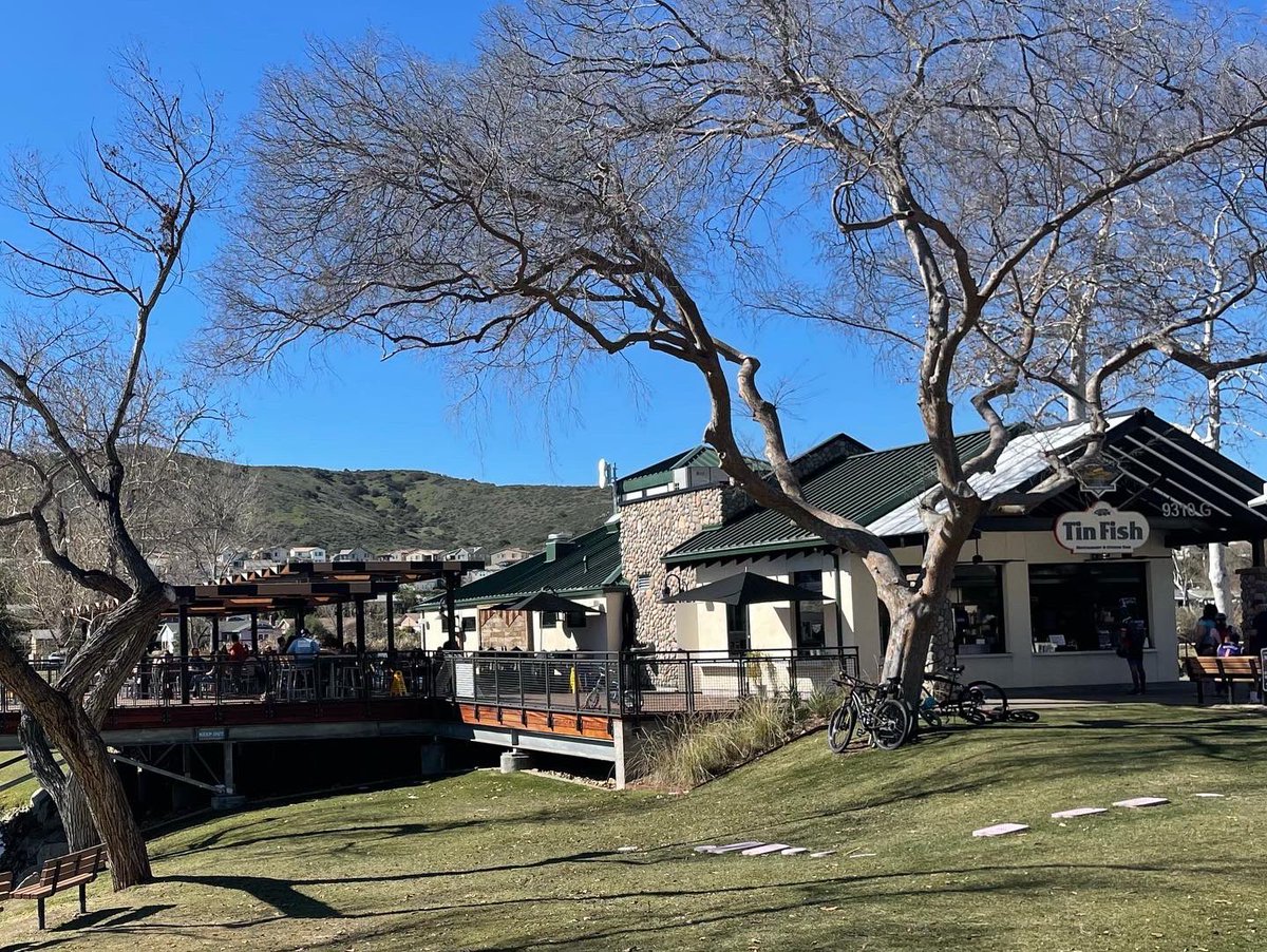 TellaGram51's tweet photo. Quick visit to our old stomping grounds; new restaurant with deck, same old birds showing off, and my favorite tree. Beautiful 79° but same crappy phone service. #SanteeLakes #TinFish https://t.co/ap3W6sldLz