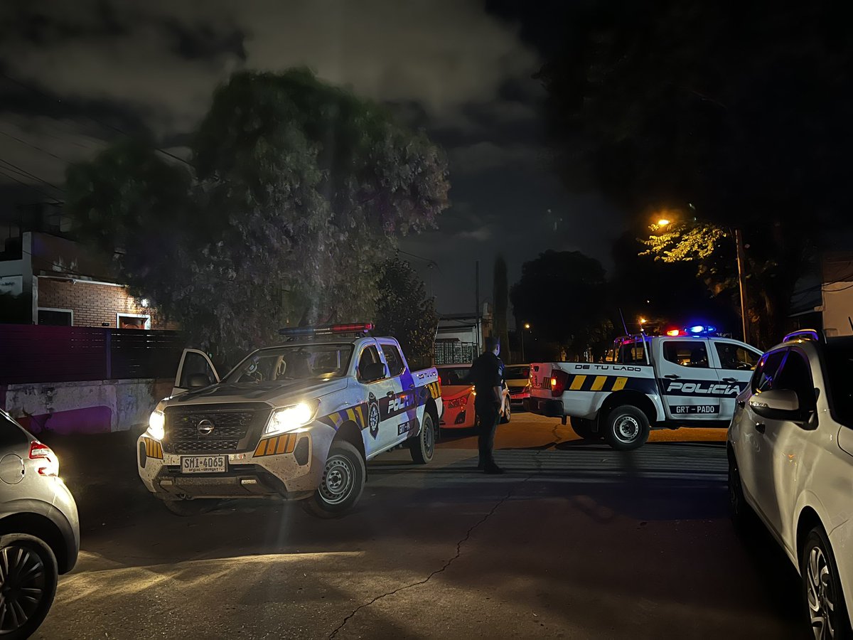 GuilleLosa's tweet photo. Delincuente fue abatido por un civil que se defendió cuando pretendieron robarle el auto. El cómplice del fallecido, de 21 años y poseedor de antecedentes penales, fue detenidos a pocas cuadras del lugar.  @TelemundoUY https://t.co/rFIFfpSUXb
