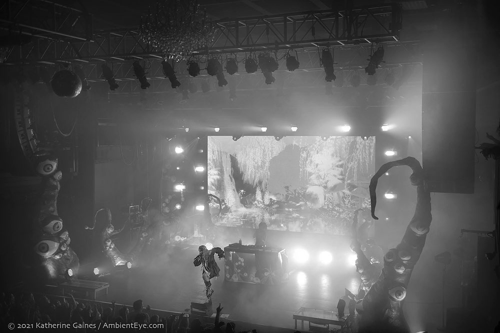 yeebsey's tweet photo. At some point last year I wasted a lot of peoples money on lights video and eyeball tentacles for Ashnikko’s Demidevil tour. 

Turns out 14 foot is quite tall and I should probably find something other than a banana for scale 

Just incase people wondered where I went I guess https://t.co/8EIAyyxXnI