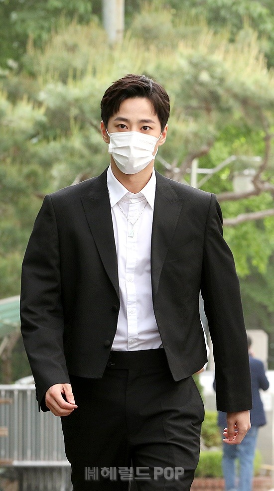 kissme95L's tweet photo. See you soon at the movie presscon today!!! ❤️❤️❤️
(These are from #Imitation presscon 2021, he was already filming Love and Leashes back here hence the hair styling)
#이준영 #LEEJUNYOUNG #Netflix #Movie #jflex #YouTube #JungJihoo #Kwonryoc https://t.co/NbgllHKEUm