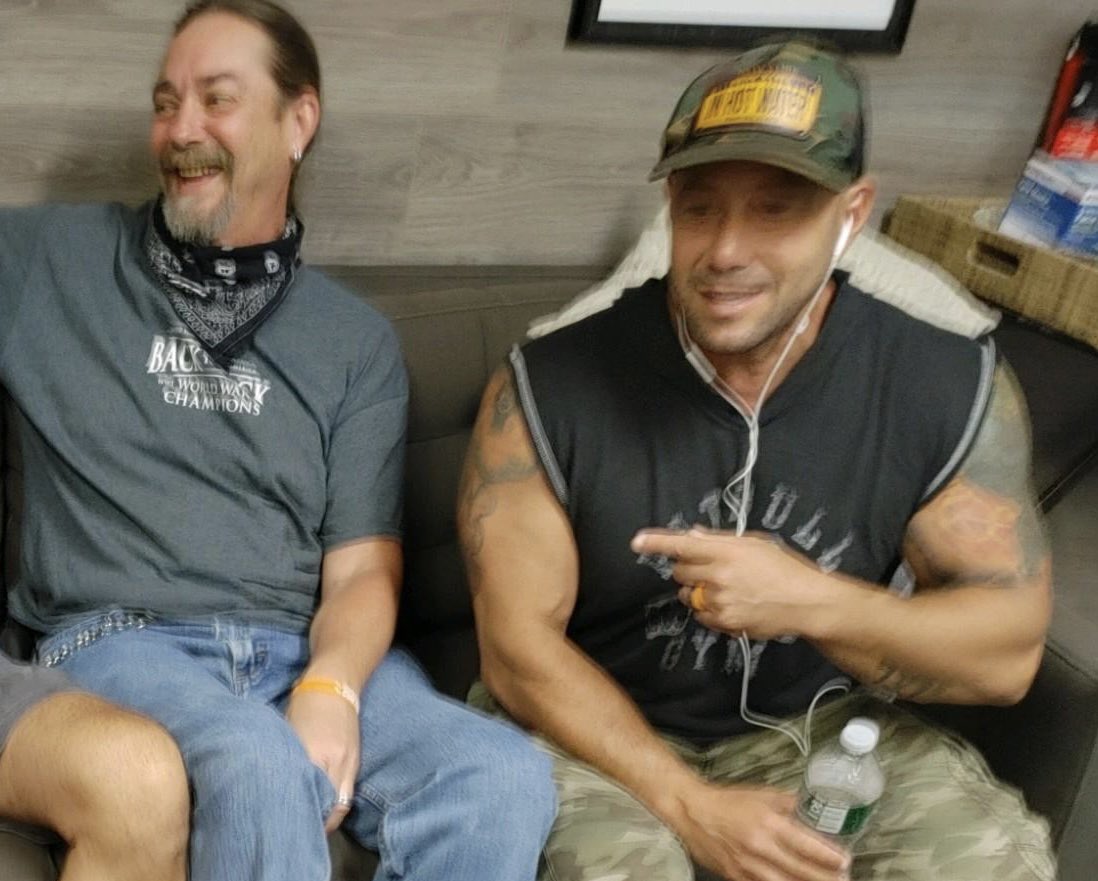 NYWhiskey13's tweet photo. @TheNator03 @aaronbergcomedy @larrybeyah I #StandWithJoeRogan even when we’re sitting. https://t.co/Z0WIN2xGBv