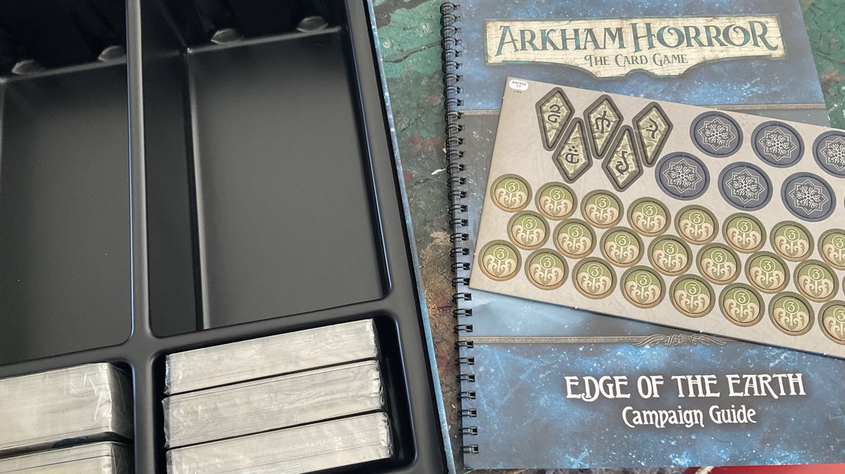 EOGamers's tweet photo. Nice to see a few innovations for the #ArkhamHorrorCardGame Edge of the Earth Campaign expansion: a tray for sleeved cards, a ringbound campaign book, and most importantly, a decent quality box. Yay! @FFGames https://t.co/rQwlqNhOSh