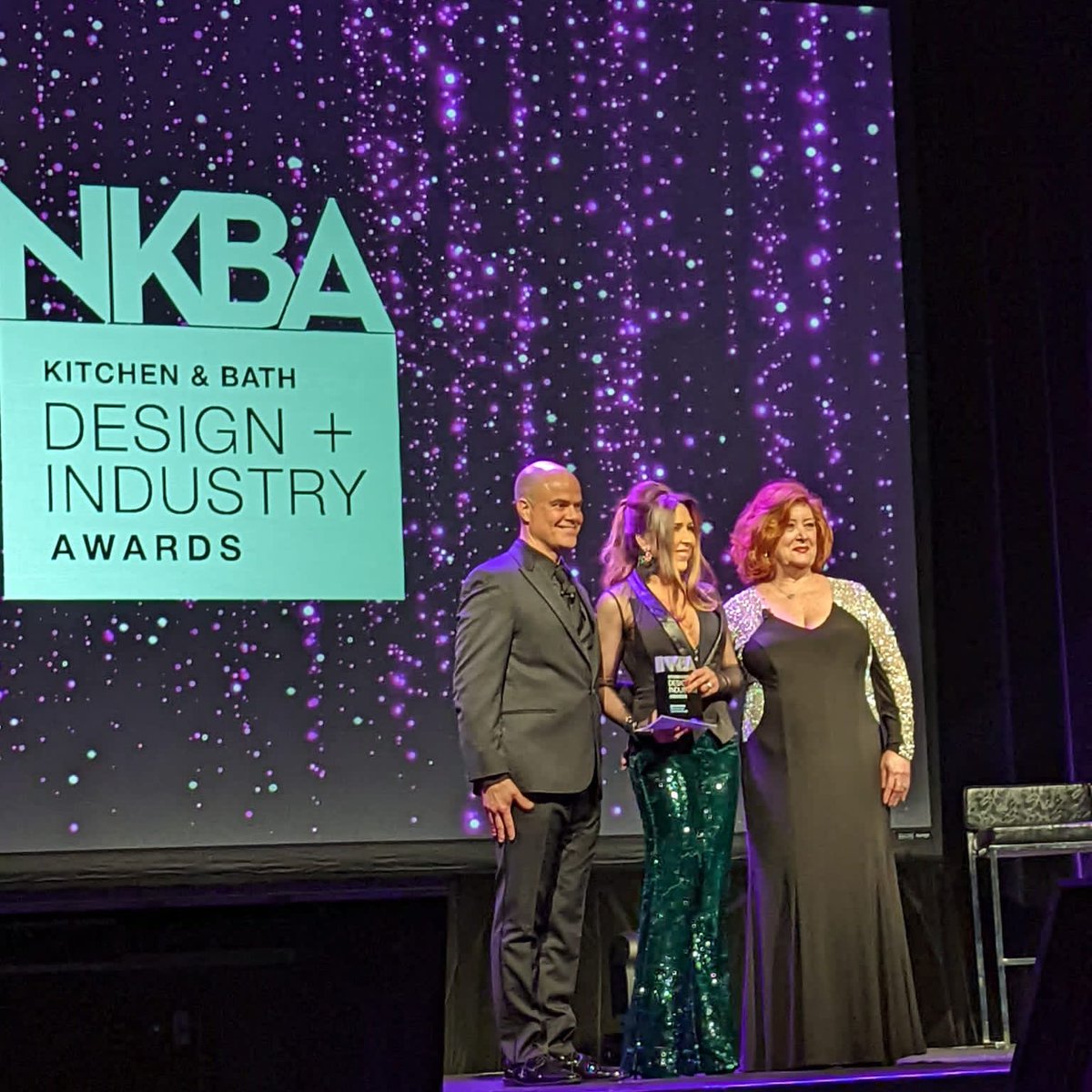 KBIS's tweet photo. The definition of luxury. ✨

A round of applause for Sandra Diaz- Velasco of @eolodesign for winning the first place contemporary bath (large) award for the “Sunny Penthouse” #NKBAAwards #KBIS2022 https://t.co/4B5ntapF14