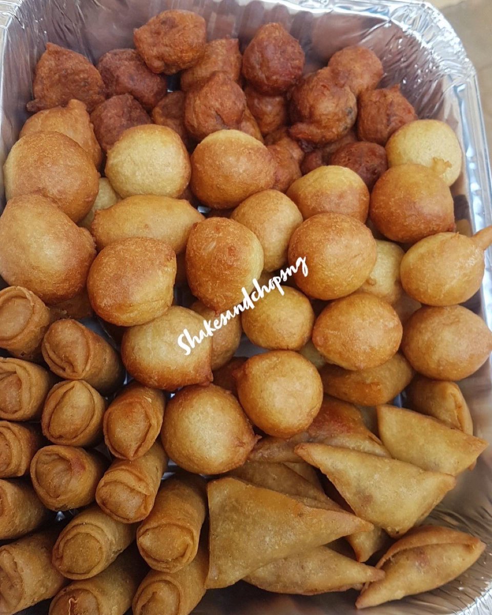 Shakesandchops1's tweet photo. We are showing love this season, order up. Kindly retweet to help us reach a wider audience. #valentinespackageinibadan #giftboxinibadan #plattersinibadan #smallchopsinibadan #ibadansmallchopsvendor https://t.co/kxp3c0Ek96