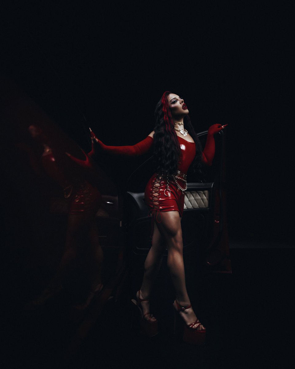 gloriagroove's tweet photo. ❤️‍🔥 VERMELHO ❤️‍🔥
música - 10/2 - 21h 
clipe - 11/02 - 11h https://t.co/uq1sjyZkvs