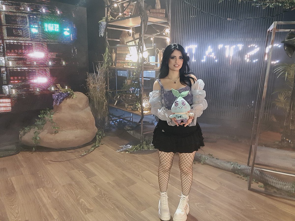 SedyTo's tweet image. LETS GOOOOO @playlostark  @crownchannel  @amazonmusic The director signed my scuffed mokoko plushi 🥺💗 #LAUNCHARK #CrownArkWeek #wwFest #amazongamestudios #PlayLostArk