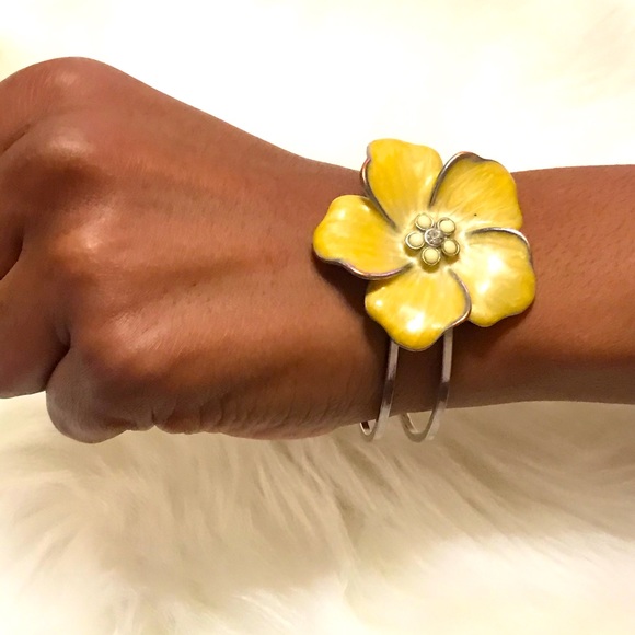 designers4acure's tweet photo. So good I had to share! Check out all the items I'm loving on @Poshmarkapp from @rewarded100_k #poshmark #fashion #style #shopmycloset #vintage: https://t.co/WruipqB2Zq https://t.co/0Ncj3rMZGZ