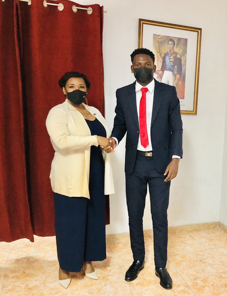 herlymilien1's tweet photo. Durante mi visita a Cuba, hoy me reuní con la Embajadora de Haití, Sra. Regine Lamur. Hablamos de su experiencia en Cuba como diplomática y sobre las relaciones entre Haití y Cuba
Le 07/02/2021
#Diplomatico
#Cuba
#IDRI https://t.co/neoyd6F6t3