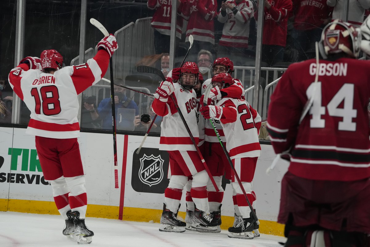 DFPsports's tweet photo. Scenes from a thrilling @BeanpotHockey victory for @TerrierHockey. 
📸@ge_mohan https://t.co/Q5pvY5BBzG