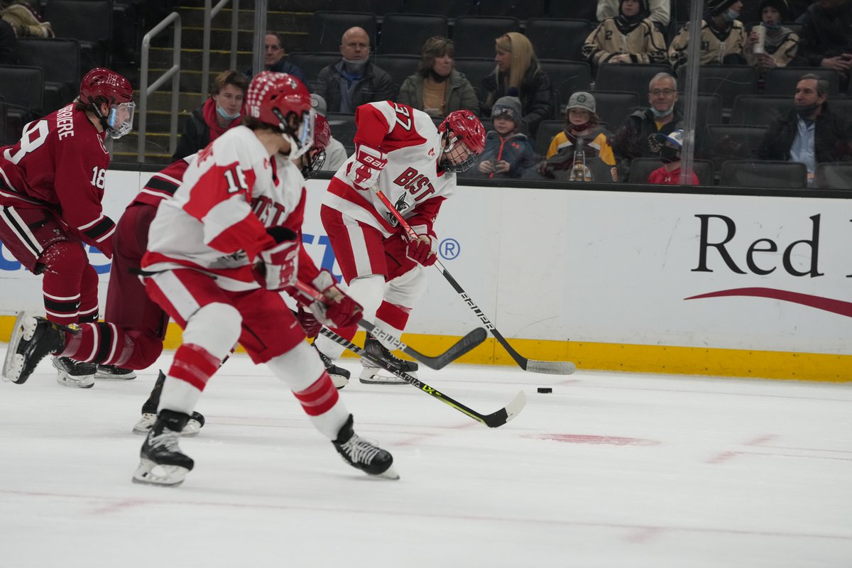 DFPsports's tweet photo. Scenes from a thrilling @BeanpotHockey victory for @TerrierHockey. 
📸@ge_mohan https://t.co/Q5pvY5BBzG