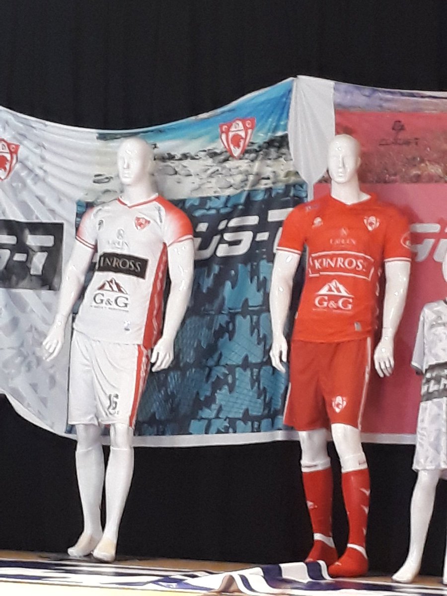 Guillerivera73's tweet photo. Tres camisetas en blanco, rojo y negro y que diseñó #Claus7 presentó hoy @CDCopiapo en #AntayCasino con @KinrossChile como sponsor oficial. #AscensoBetsson https://t.co/pknV6ayOx3