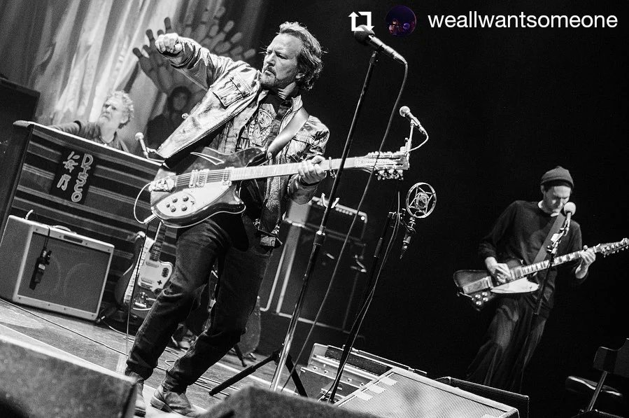 JKlinghoffermx's tweet photo. Josh Klinghoffer en el show de Eddie Vedder & The Earthlings Newark New Jersey
Febrero 6, 2022
En la segunda foto con Eddie Vedder 🎶🔥
📷 @ weallwantsomeone
#joshonfire #joshkinghoffer #PluralOne #eddievedder #theearthlings https://t.co/Ujq1X4pTgx