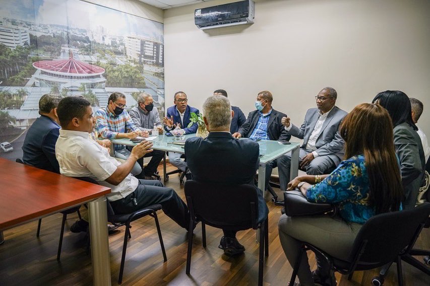EditrudisBeltr1's tweet photo. Empezamos la semana junto a maestros de la Facultad de Ingeniería y Arquitectura, en una reunión donde pudimos conversar sobre planes para dicha facultad y afinar detalles de lo que será nuestra Gran Asamblea @TriunfoUASD. #EditrudisRector https://t.co/EEaZfoll7E