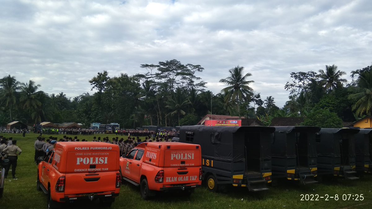Wadas_Melawan's tweet photo. KABAR TERKINI !!

Ribuan aparat berkumpul di lapangan belakang Polsek Bener, bersenjata lengkap dengan tameng, beserta anjing.

#SaveWadas
#WadasMelawan
#WadasTolakTambang
#WadasOraDidol https://t.co/0ah4xenAoU