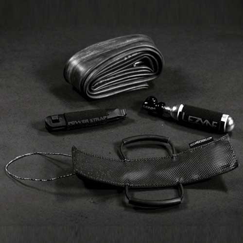 WORLDCYCLE_BLOG's tweet photo. 数年前から、予備チューブや携帯工具をフレームに挟むためのベルトという新たなジャンルのアイテムが生まれています。大抵はベルクロで固定するのですが、この「オーカム」はシューズやヘルメットでおなじみの「Boa」ダイヤルで固定。
https://t.co/zjgaJuhXBw
#occam #occamapex #boadial https://t.co/V1aayFbxuJ