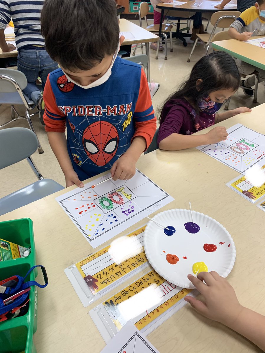 MrsBishopNPSD's tweet photo. Happy 100th day of Kindergarten! https://t.co/meZP3lafWV