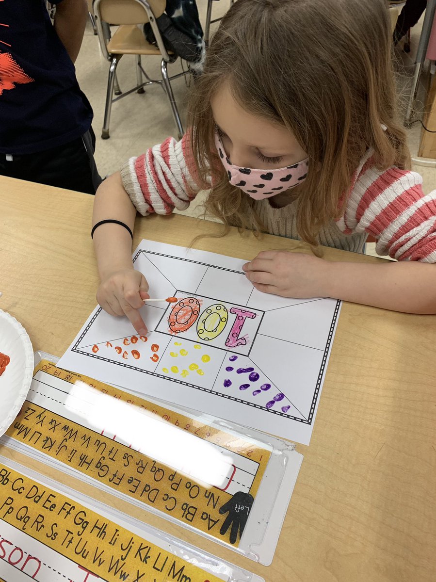 MrsBishopNPSD's tweet photo. Happy 100th day of Kindergarten! https://t.co/meZP3lafWV