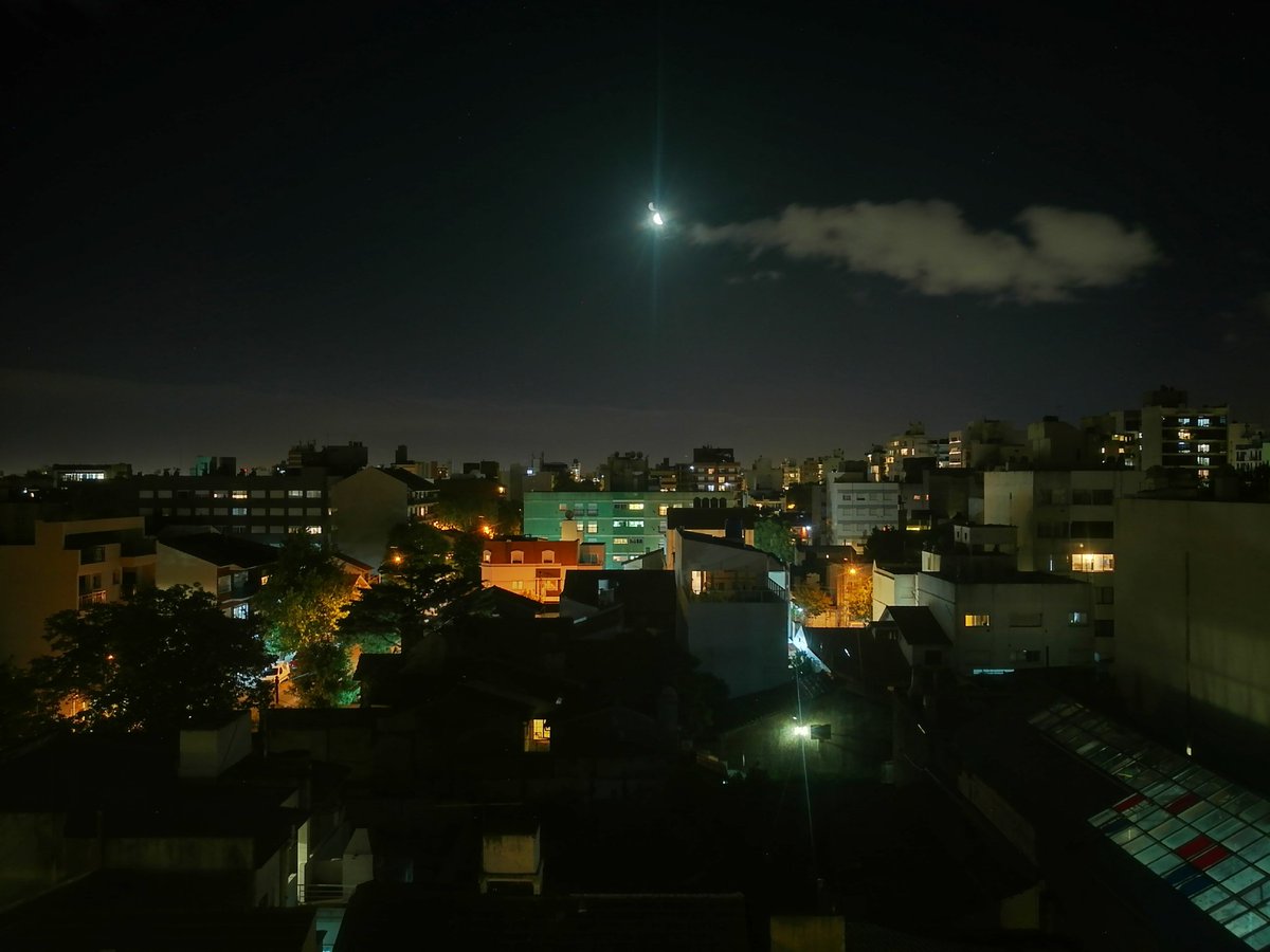 mperezpelaez's tweet photo. Un hombre alado prefiere la noche...♥️📸
#nightphotography #balconeando #MarDelPlata https://t.co/RnT6uu8uVn