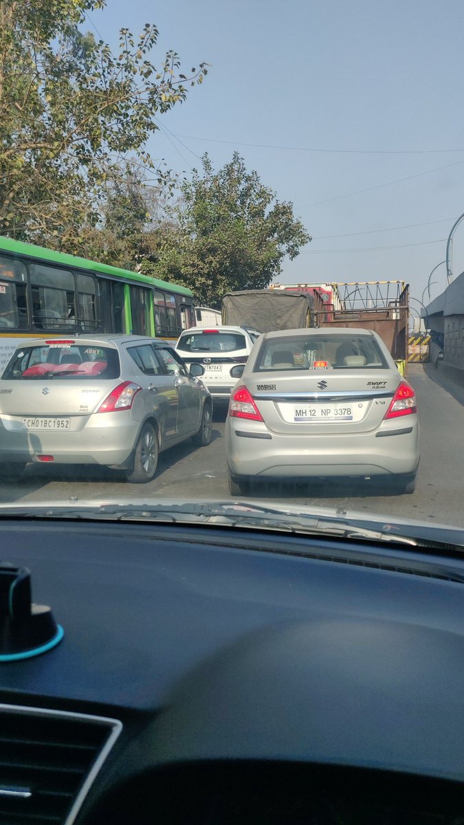 iamgsagar's tweet photo. @PuneCityTraffic सातववाडी पासून गाडीतळा पर्यंत यायला २५-३० मिनिट लागत आहेत ! वेळ, पेट्रोल याचा चुराडा !
ज्यानी कोणी असा पुल बांधला त्याच्या कडून काय भरपाई घेणार ? https://t.co/nClBU4eyf0