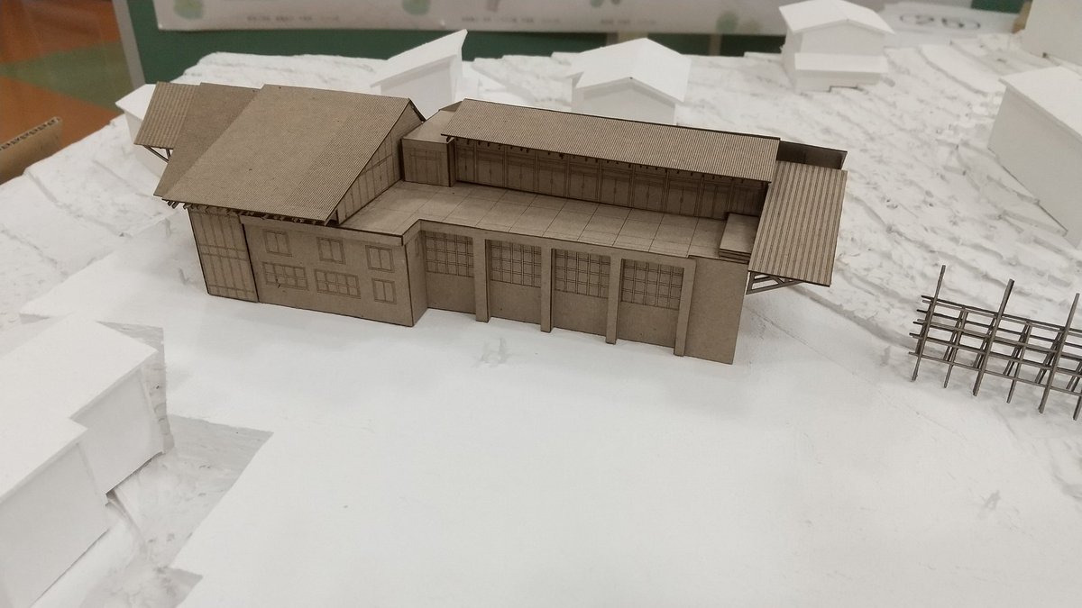 archi_peace's tweet photo. この動画の一番下の棚で作っていた、後輩くんの建築模型が完成していました！
初めての利用とは思えないクォリティです。ヤニの黒い部分と茶色のボール紙がいい感じにマッチしているし、細かい柱梁もばっちり表現されている。お手伝いできて感動です。
#レーザーカッター 
#FABOOLLaser
#SmartDIY https://t.co/mLcU8DVs6E