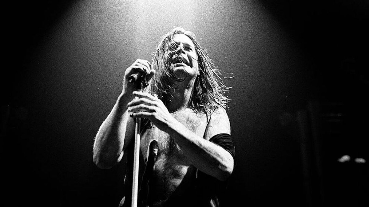 summainferno's tweet photo. Descansa, Ozzy Osbourne. 
🦇🦇🦇🦇🦇🦇

Es que vive en Inglaterra y allá, ya es bien tarde https://t.co/IF0IJPRP7P