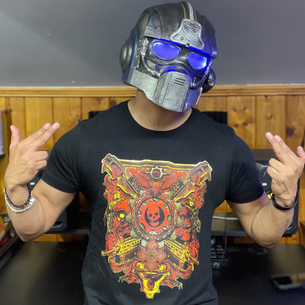 onyx_dezz's tweet photo. Thank you @GearsofWar for the awesome merch 🙌 Im rocking the gear… carmine style ⚙️ and i might have seen 1 or 2 monkey dog things while jogging in the night 😅 #GearsofWar #carmineway https://t.co/68eqeWei0O