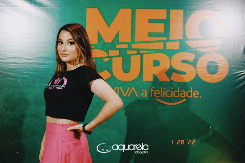 tataclyra's tweet photo. meio arquiteto que na verdade já é 7/10 com os melhores 🎓🤍 https://t.co/V549iOAOYY