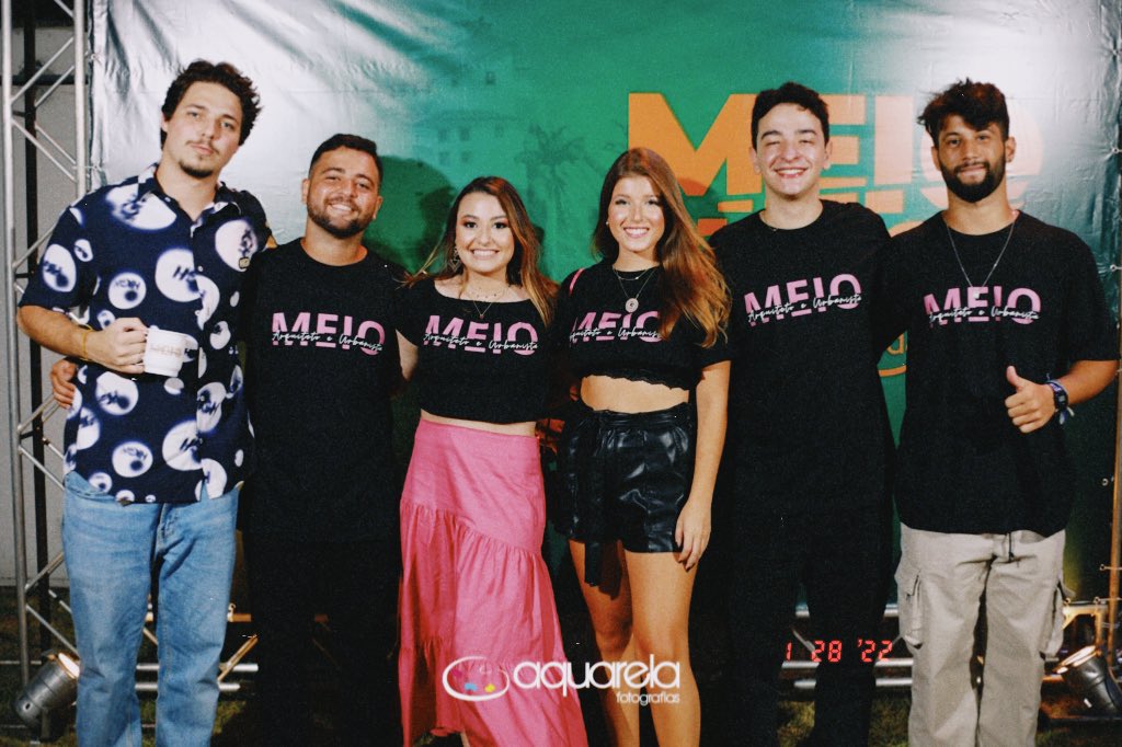 tataclyra's tweet photo. meio arquiteto que na verdade já é 7/10 com os melhores 🎓🤍 https://t.co/V549iOAOYY