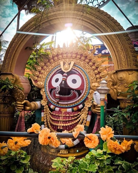 otvkhabar's tweet photo. #ଜୟ_ଜଗନ୍ନାଥ
ଆହେ କଳା ଶ୍ରୀମୁଖ
ତୁମ ହସ ହସ ଏଇ ମୁଖ
ବାରେ ନୟନେ ଘେନିଲେ
ମେଣ୍ଟି ଯାଏ ଦୁଃଖ ଅବଶୋଷ !
#JayJagannath #Odisha #OTV https://t.co/lmgNZCa8qd