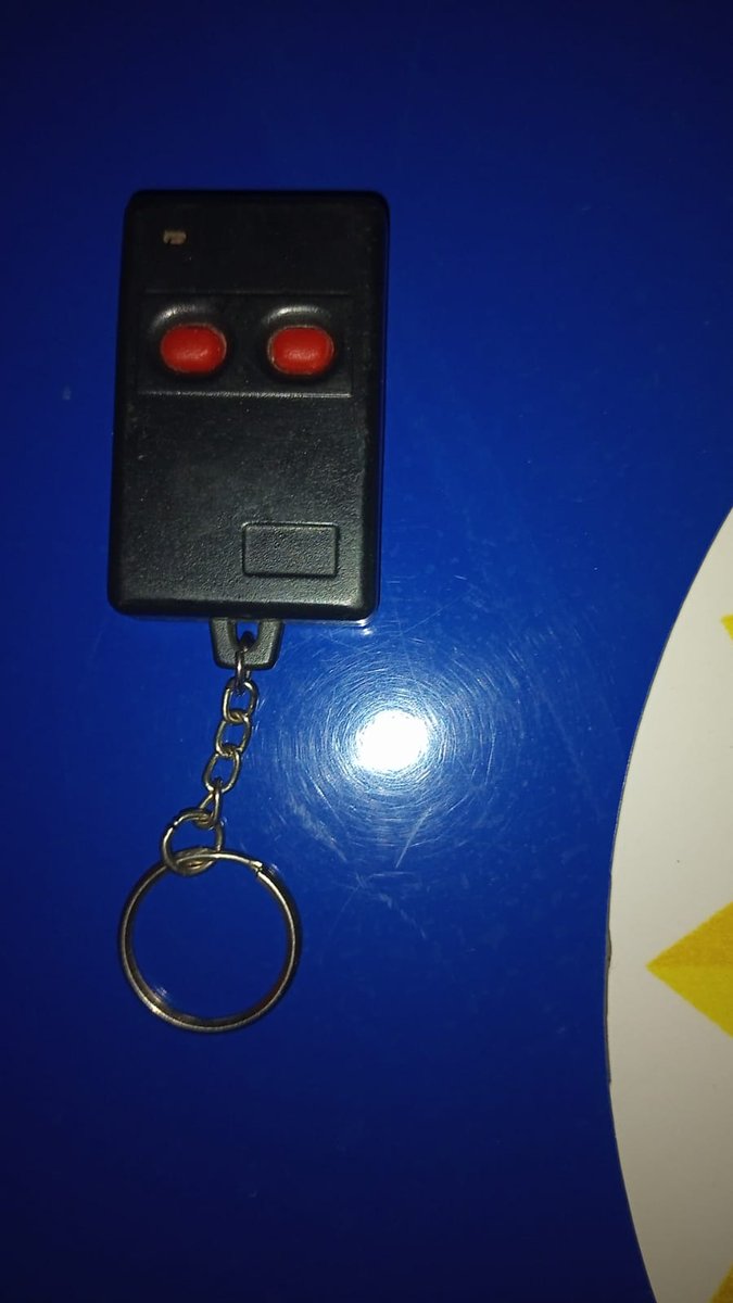 PoliciaCbaOf's tweet photo. En B° #ParqueCapital, un aprehendido con colaboración del operador de cámara de #VideoVigilancia 911, quien fue sorprendido en el interior de un rodado. Se secuestró un inhibidor tipo llavero con dos pulsadores. https://t.co/ziw1NQYBPh
