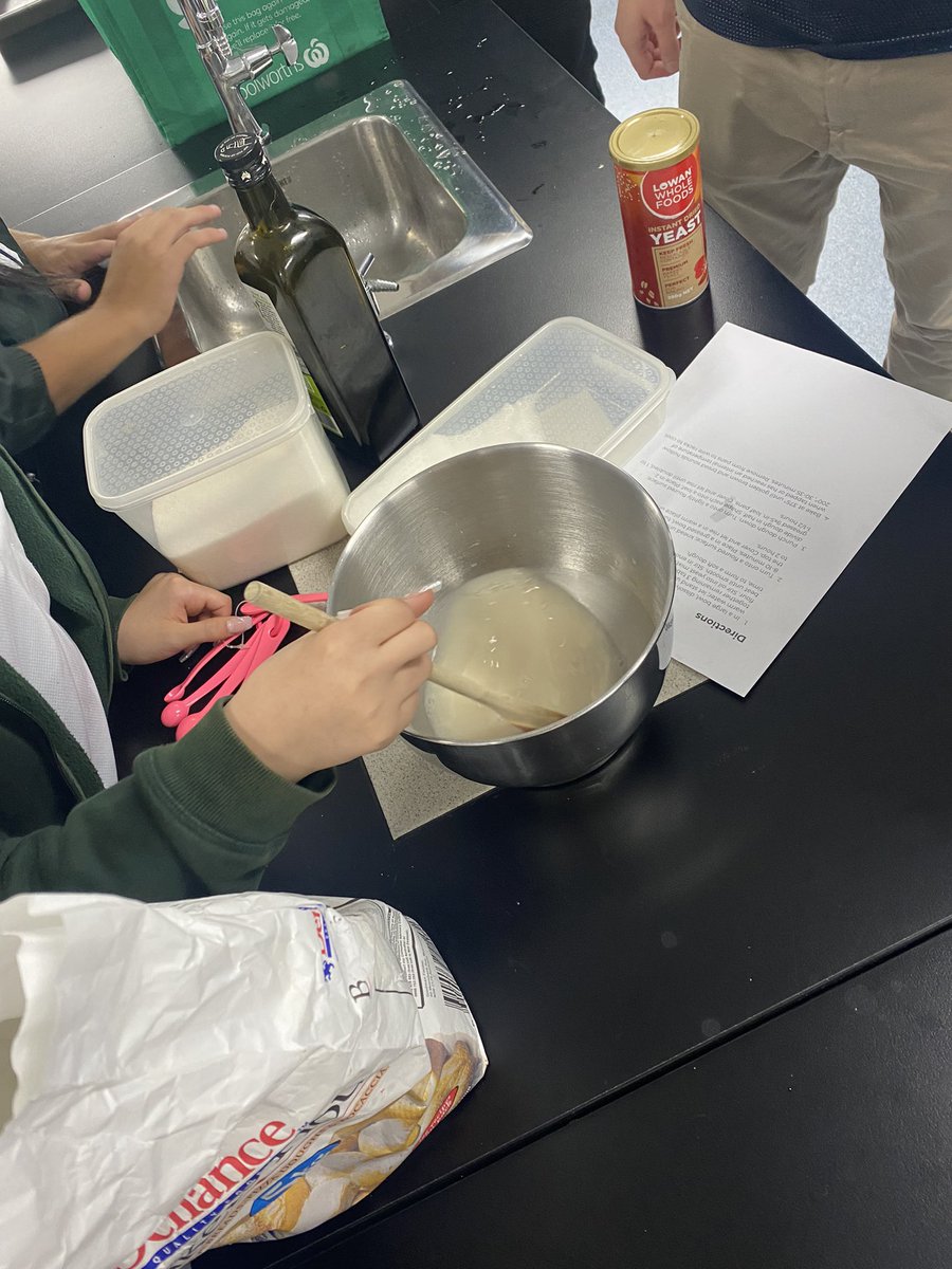 nicolesherry3's tweet photo. Love getting back in the Science CR baking bread with y9 ❤️#microorganisms #holroydhs https://t.co/G295z5L7i2