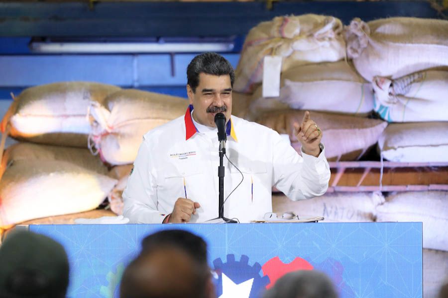 NicolasMaduro's tweet photo. Aprobé la convención colectiva del trabajo para la industria química de Venezuela (PEQUIVEN), en el marco de los CPT. Estoy de acuerdo en profundizar estas convenciones para que se adapten a un nuevo concepto integral que nos permita ganar la guerra económica. ¡Avanzar y vencer! https://t.co/7Hs2BfuhUt