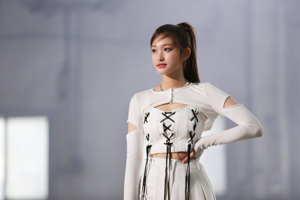 ivepics_'s tweet photo. LEESEO behind the scenes for 1theK https://t.co/wvkZMfBPcK