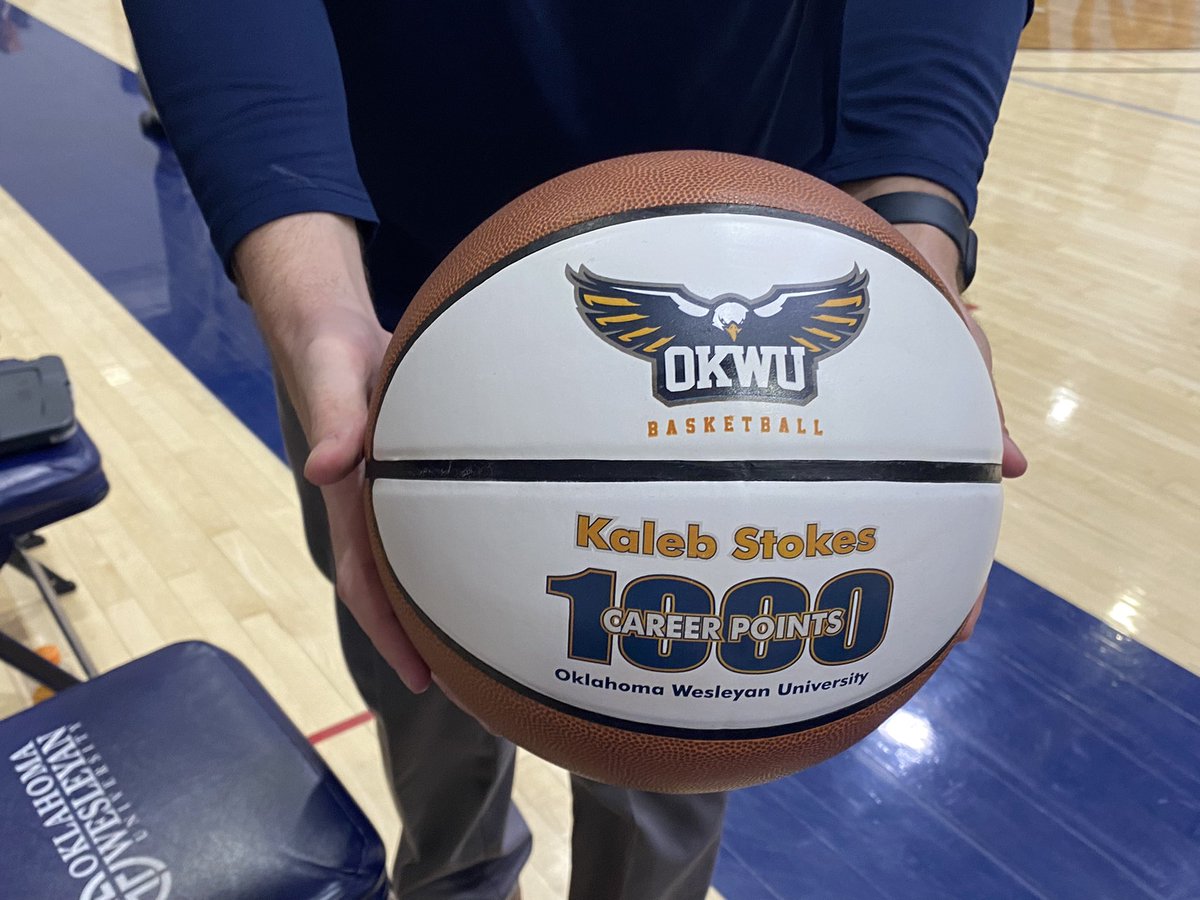 MaxGross55's tweet photo. Eagles honor Kaleb Stokes who scored his 1,000th career point earlier this year against Sterling.

(Featuring future hand model @gnh42) https://t.co/unAuoTToqP