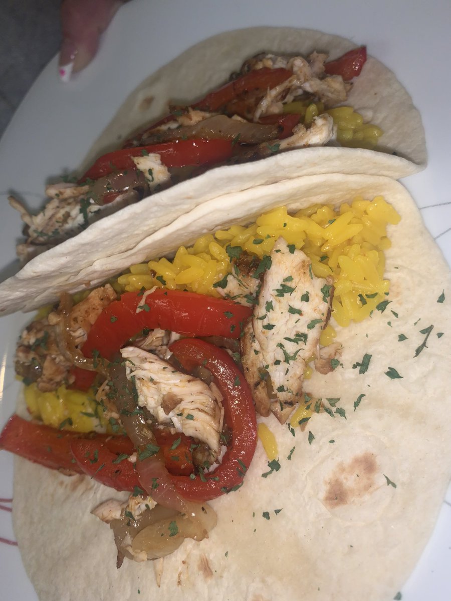 CassidyEats's tweet photo. Chicken fajitas tonight! With some peppers, onions, and yellow Mexican rice! Got some broth cooking now to hold for tomorrows dinner!! #chickenfajitas #dinner #foodies https://t.co/iEOkU8vNqd