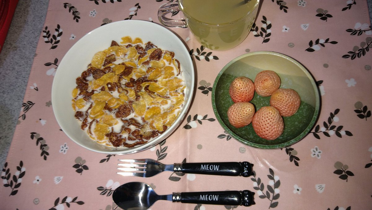 今朝の朝食 コーンフレーク ビターショコラ フロストmix ホットミルク 淡雪いちご 佐賀県産 はちみつジンジャーティー 美味しい ᵔᵕᵔ Pinqueue