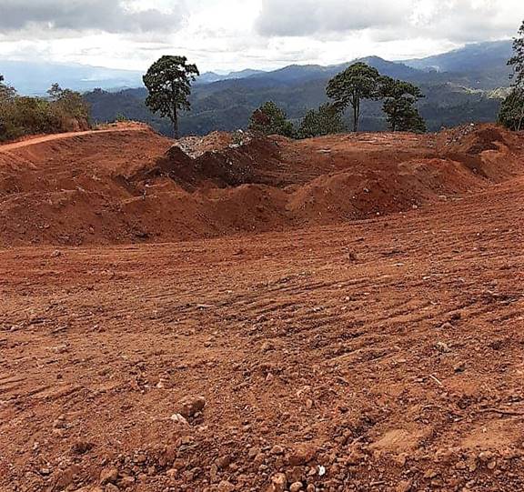 Beyond despicable that Cdn/US mining co. <a href="/AuraMinerals/">Aura Minerals</a> just snuck in at night &amp; illegally demolished a CEMETERY to mine the gold under it. The Mayan community of Azacualpa in #Honduras has been fighting to defend their loved ones' remains for years. Here's the before &amp; after. 🧵