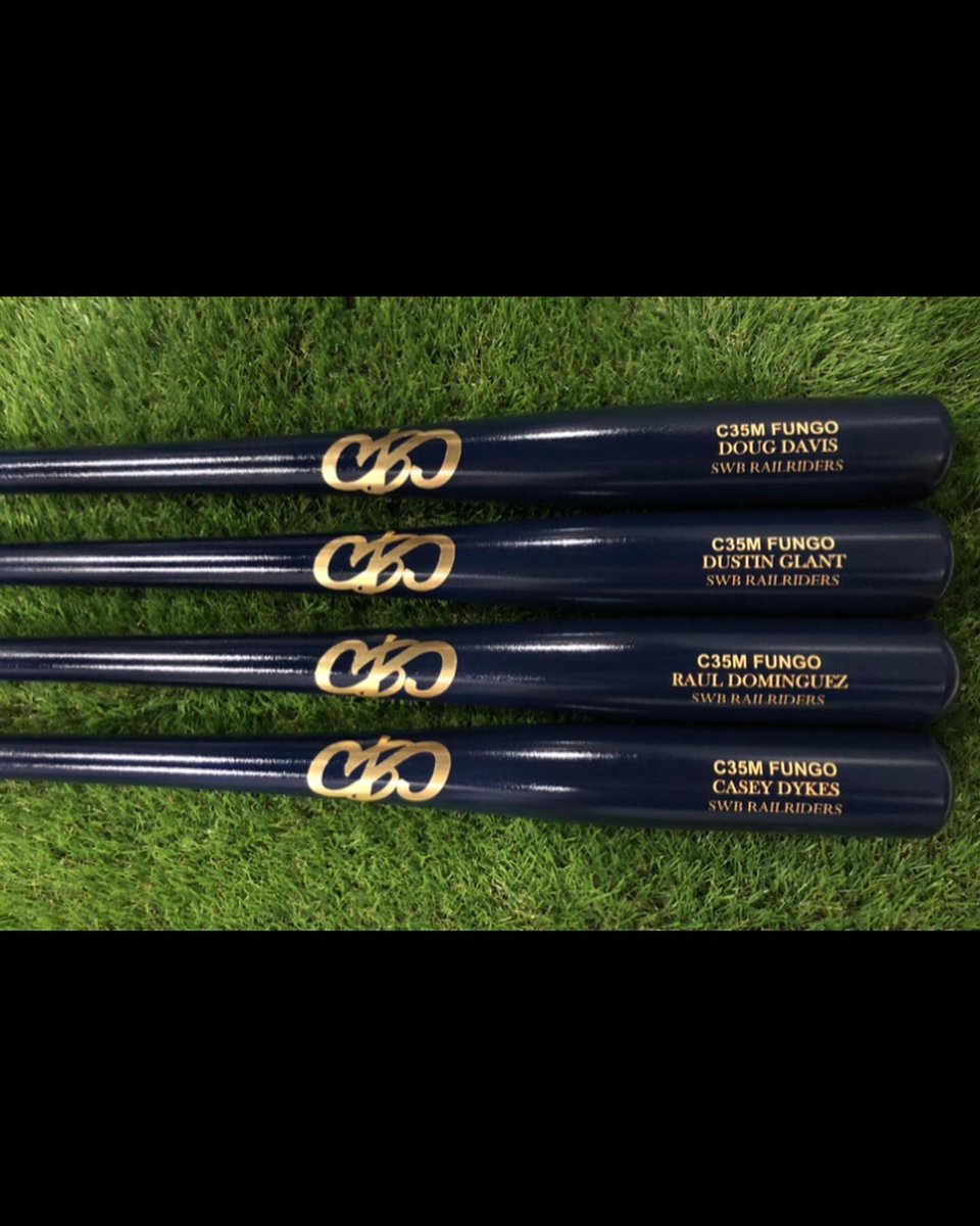 ClarkBatCompany's tweet photo. Coaches it’s time to get those fungo orders in for this season! Get your whole staff quality custom fungos so that they look great and get the job done during practice and pregame! #baseball #baseballcoach https://t.co/sXtuh4xpDg