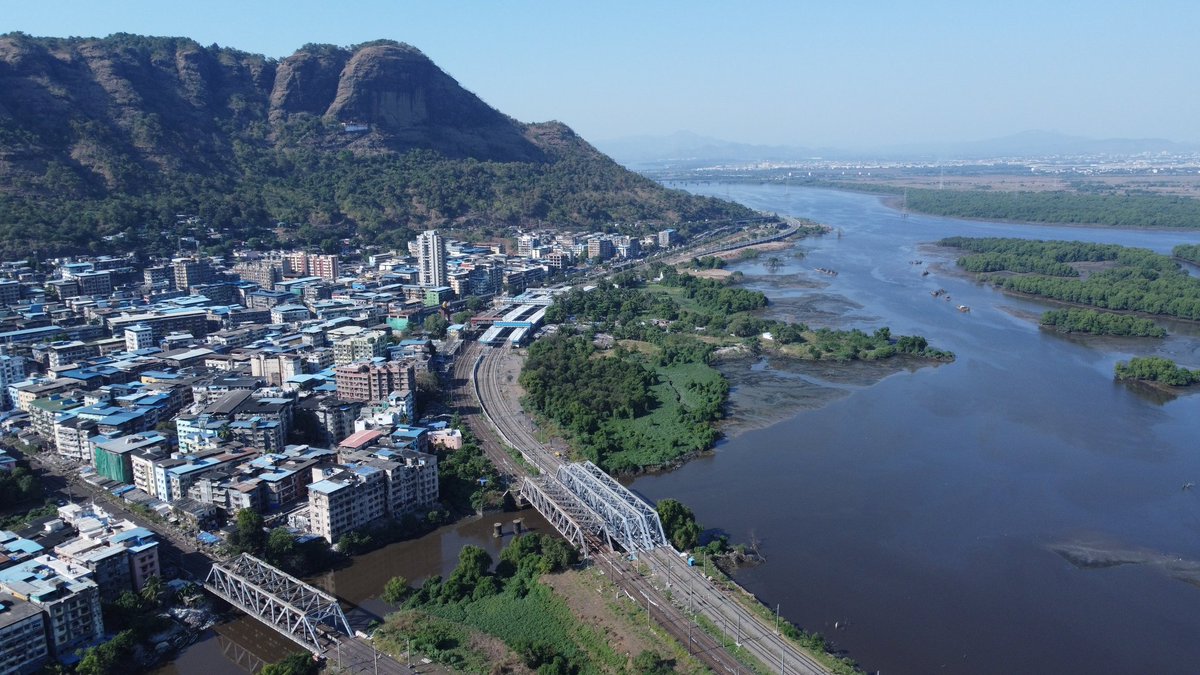 Central_Railway's tweet photo. #5thand6thline between Thane and Diva has become operational with successful completion of 72 hrs block and running of mail/express and suburban trains now segregated. #ThaneDiva A big shoutout for your support. #Infra https://t.co/AxEsl1BVl8