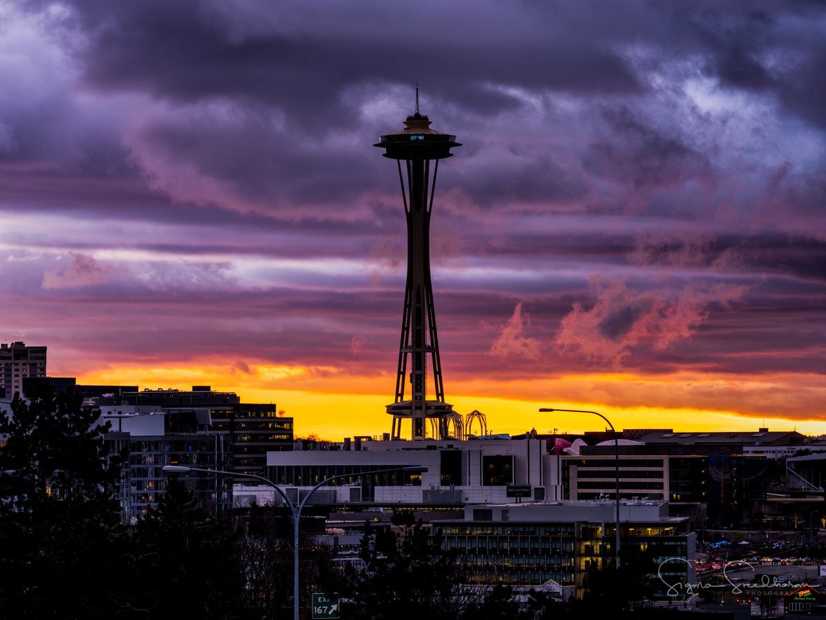 sigmas's tweet photo. Tonight's cloudy #Seattle #Sunset. https://t.co/7bLE1oRsIA