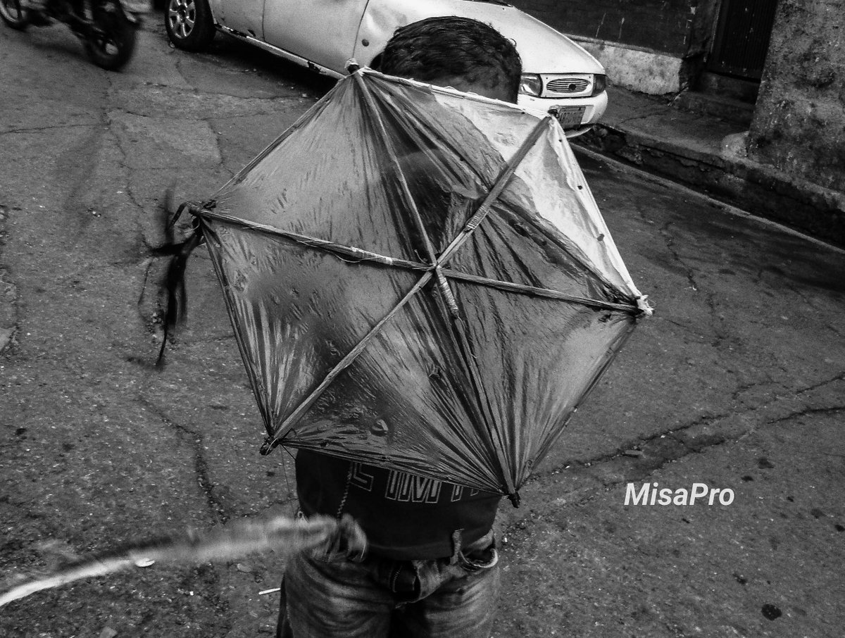 Misapro2020's tweet photo. #Petare 
PETARE no solo es violencia 
Tiene un proyecto fotográfico llamando Petare El barrio más grande de Latinoamérica @Misapro2020 https://t.co/nk4N5YNuqh
