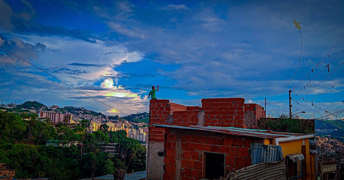 Misapro2020's tweet photo. #Petare 
PETARE no solo es violencia 
Tiene un proyecto fotográfico llamando Petare El barrio más grande de Latinoamérica @Misapro2020 https://t.co/nk4N5YNuqh