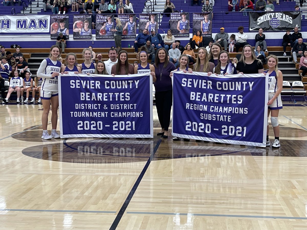 kelley_fowler5's tweet photo. Hanging banners and a big district win to start the week! Stay hungry Bearettes!! #thebestisyettocome 💜🏀🤍 ⁦@BearettesSchs⁩ ⁦ https://t.co/CwuNV4SJ9W