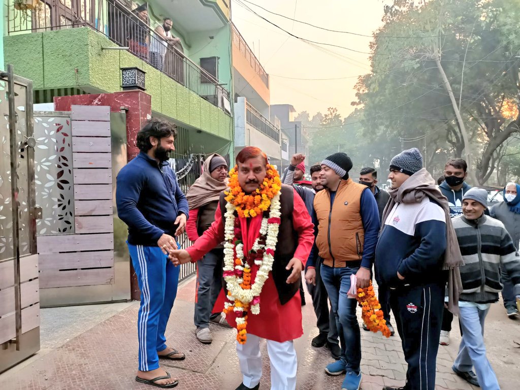 amaarpalsharma's tweet photo. राजेंदर नगर सेकटर-3, में जनसंपर्क के दौरान देवतुल्य जनता का अपार स्नेह एवं आशीर्वाद प्राप्त हुआ।

आम जनमानस का उत्साह और समर्थन दर्शाता है की इसबार वह विकास ओर तरक्की देने वाला विधायक चाहते है।

#अबकी_बार_अमरपाल #बाइस_में_बाइसकिल https://t.co/bjzLjkaPUb