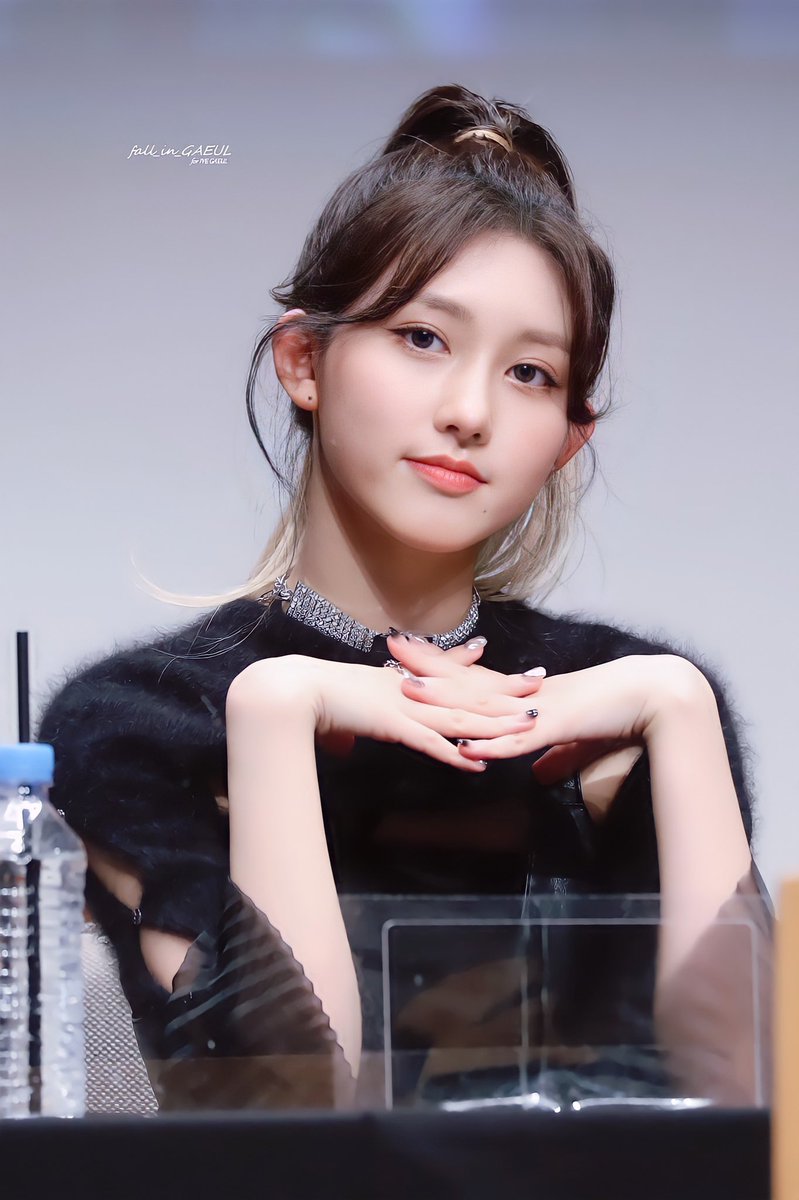 fall_in_gaeul's tweet photo. 211203 ktown4u fansign
too pretty🥺🥺
#IVE #GAEUL #가을 #김가을 #아이브 #ELVEN #IVE_ELVEN @IVEstarship @IVE_twt https://t.co/WcuH30z2TF