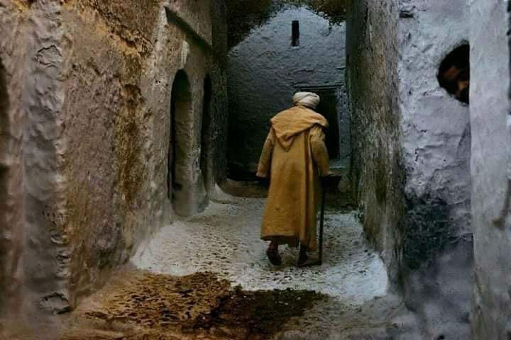 "حين أراد العجوز دخول المنزل الذي كان مدعوا فيه، أخذ عصاه وأمسك بها بشكل مقلوب، فتأثرت مشيته بذلك..
تندر به بعض الحضور، وعابوه عدم تمييزه بين رأس العصا ونهايتها!
رد العجوز بهدوء: قلبت عصاي كي لا تتسخ سجادة منزلكم من تراب الطريق العالق في نهايتها، فأطرق الجميع خجلا"

⚘